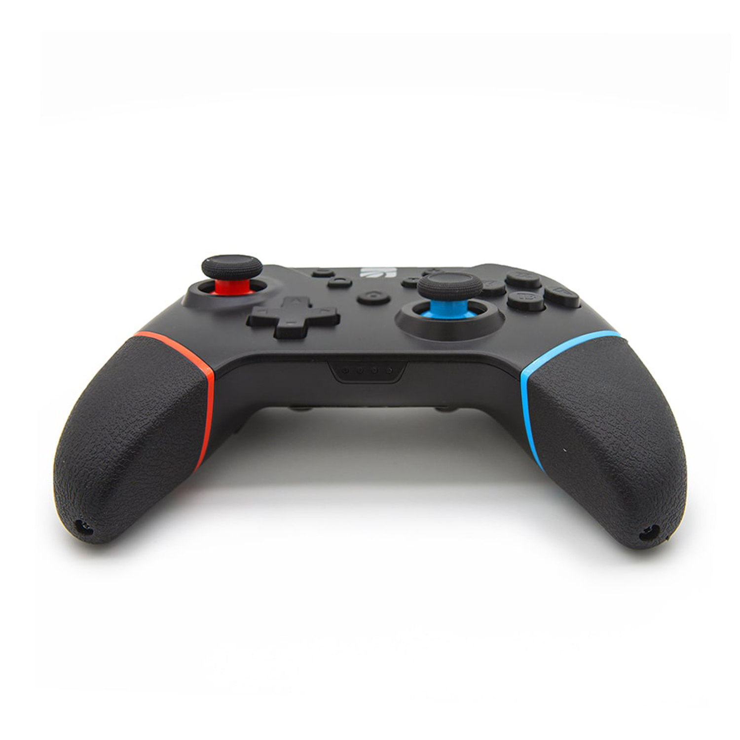 Controller di gioco nero con dettagli rossi e blu.
