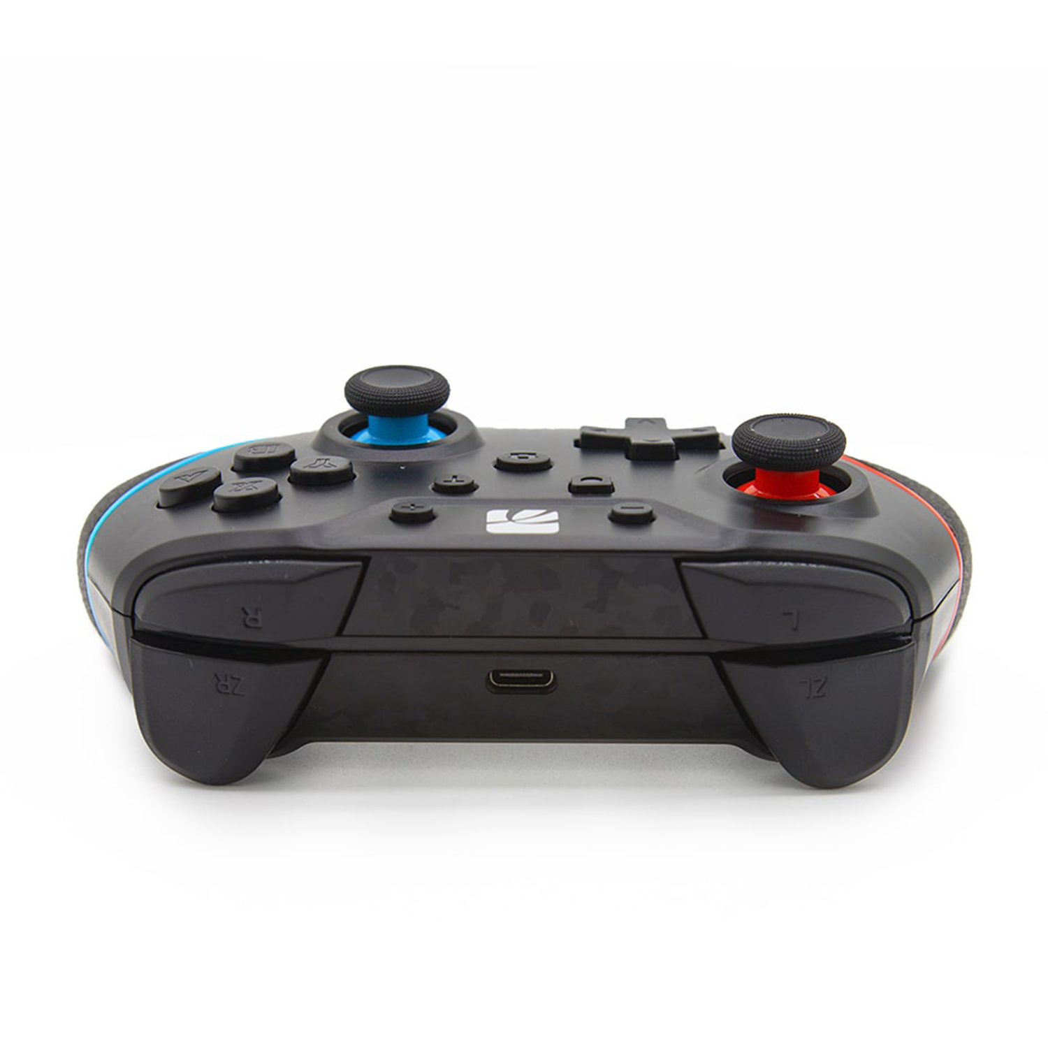 Controller di gioco nero, pulsanti e joystick visibili, sfondo bianco.