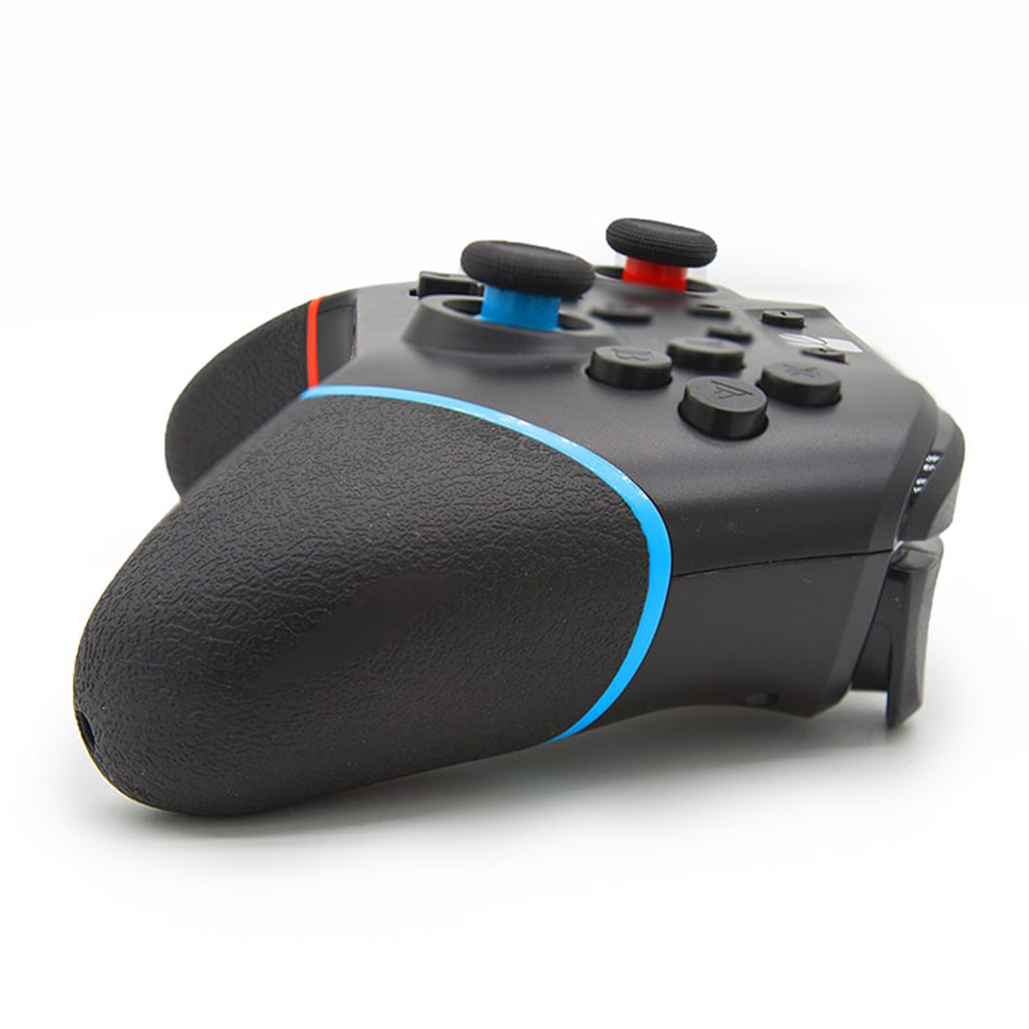 Un controller di gioco nero con accenti blu e rossi. Pulsanti e levette visibili.