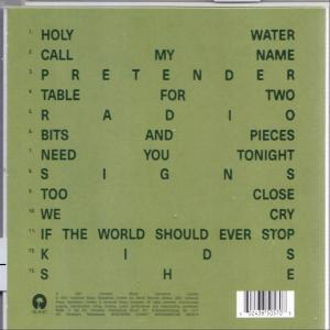 Egy CD-tok hátoldala, amely egy zenei album számlistáját mutatja. A háttér zöld.