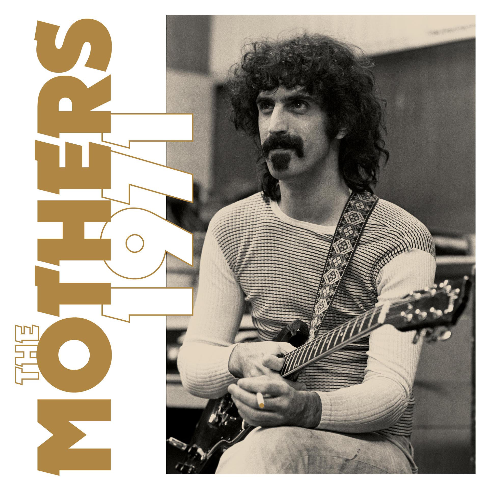 Schwarz-Weiß-Foto von Frank Zappa mit Gitarre und Text 'THE MOTHERS 1971'.