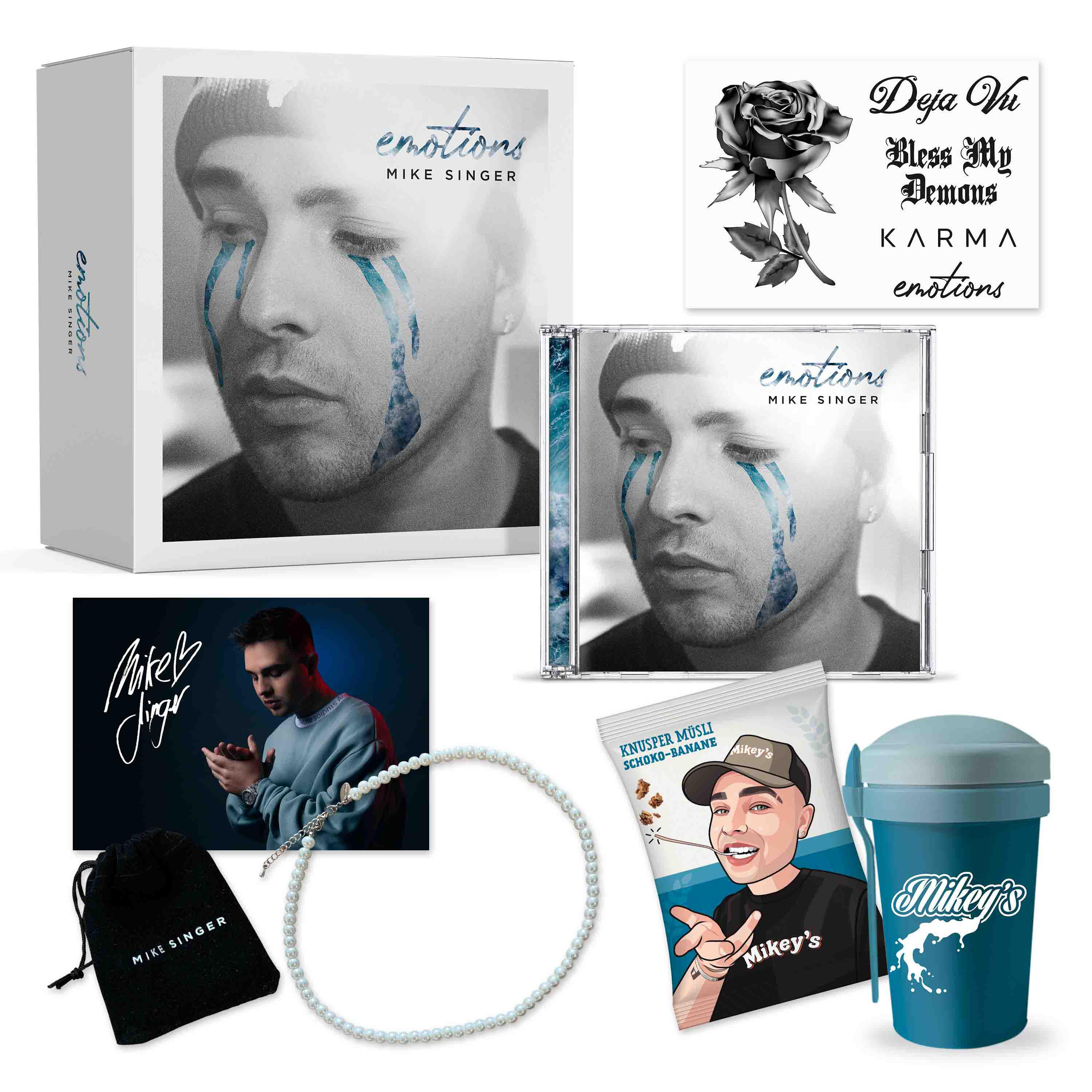 Album-Paket mit Album, Halskette und anderen Geschenken auf weißem Hintergrund.