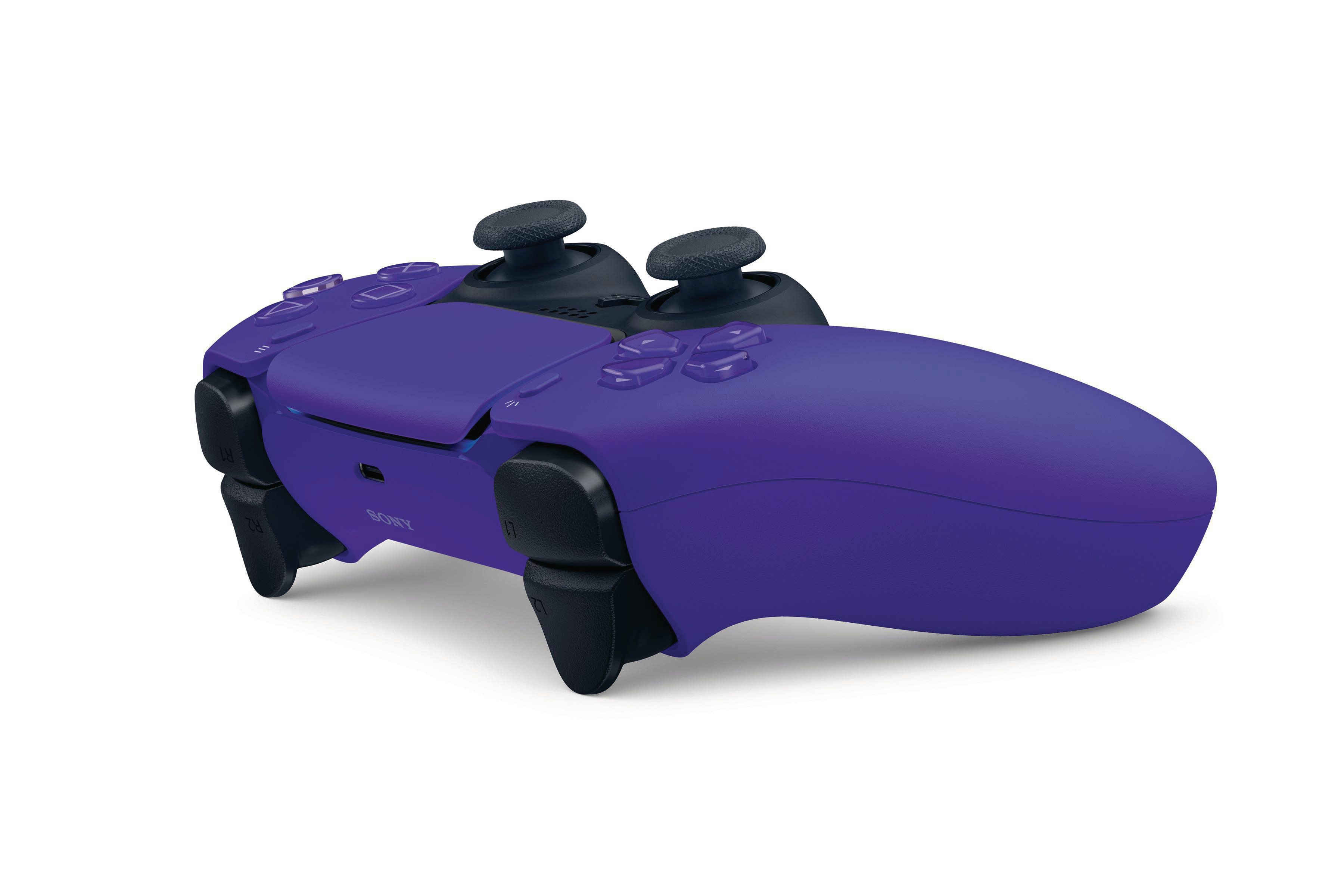 Lila PlayStation 5 Controller auf weißem Hintergrund, nach rechts geneigt.