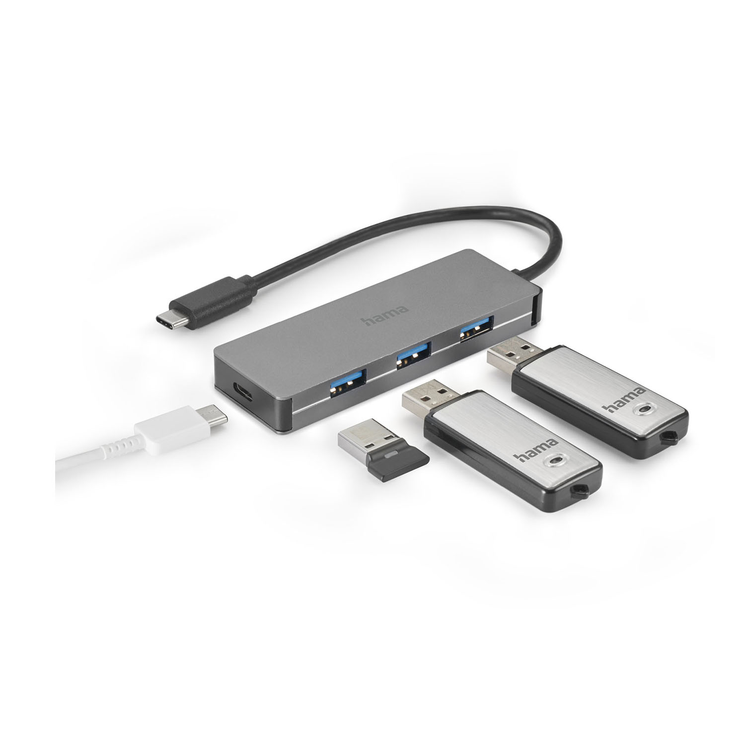 Un hub USB grigio con più porte e diverse chiavette USB, tutto su una superficie bianca.