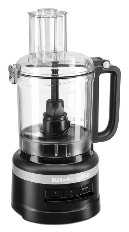 Ein KitchenAid-Küchenroboter. Er hat einen schwarzen Sockel, einen durchsichtigen Behälter und einen Griff an der Seite.
