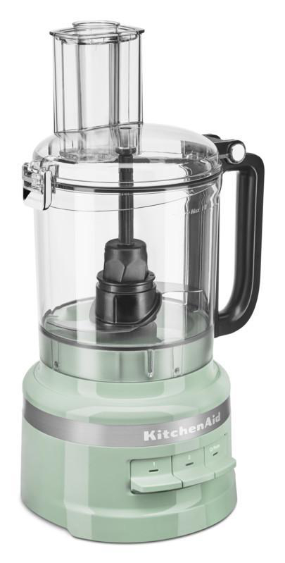 Ein mintgrüner KitchenAid-Küchenroboter auf weißem Hintergrund, mit transparentem Behälter.