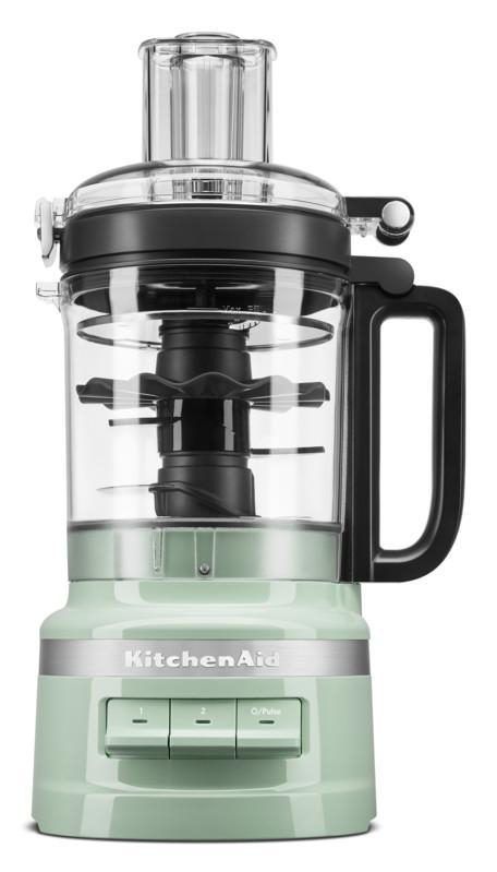 Grüner und weißer Küchenmixer auf weißem Hintergrund.