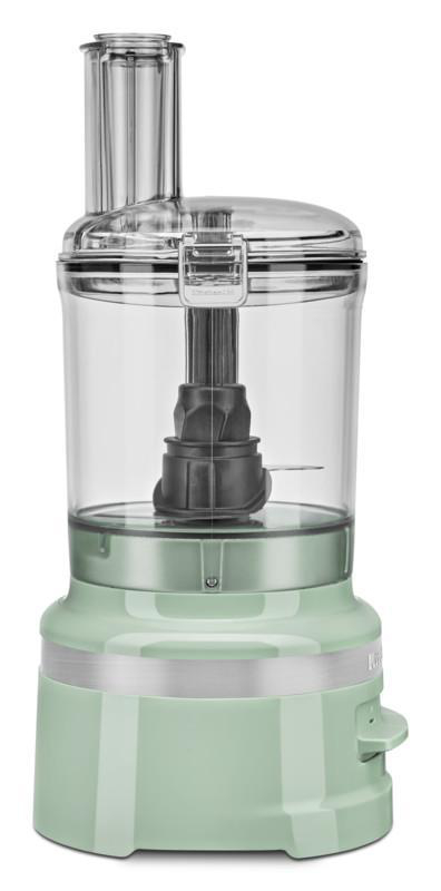 Grüner KitchenAid-Foodprozessor auf weißem Hintergrund. Die Oberseite ist transparent und zeigt Klingen und Komponenten.