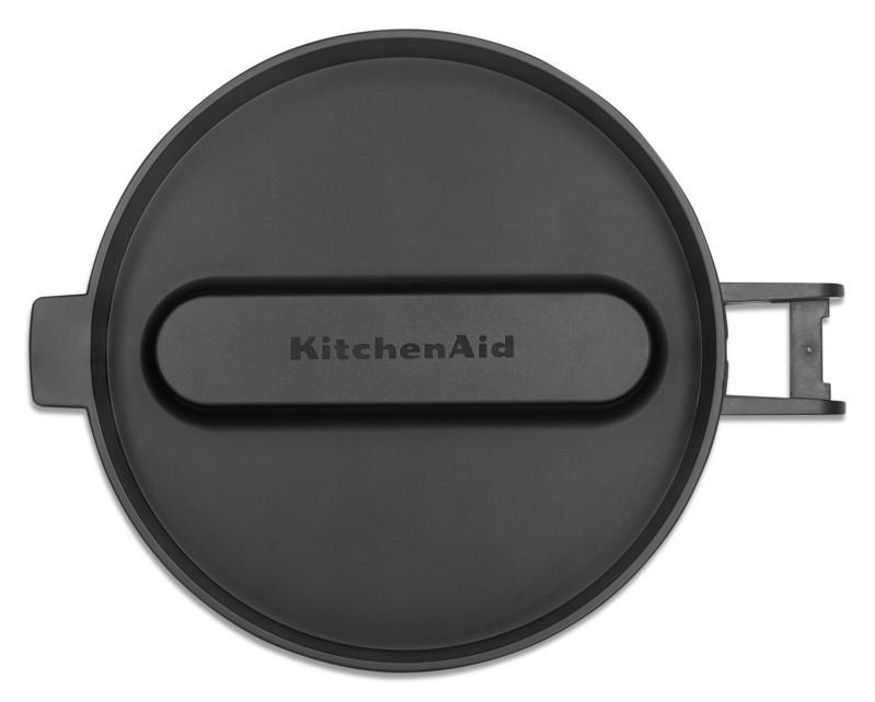 Schwarzer KitchenAid Deckel. Er hat einen Griff und das KitchenAid Logo.