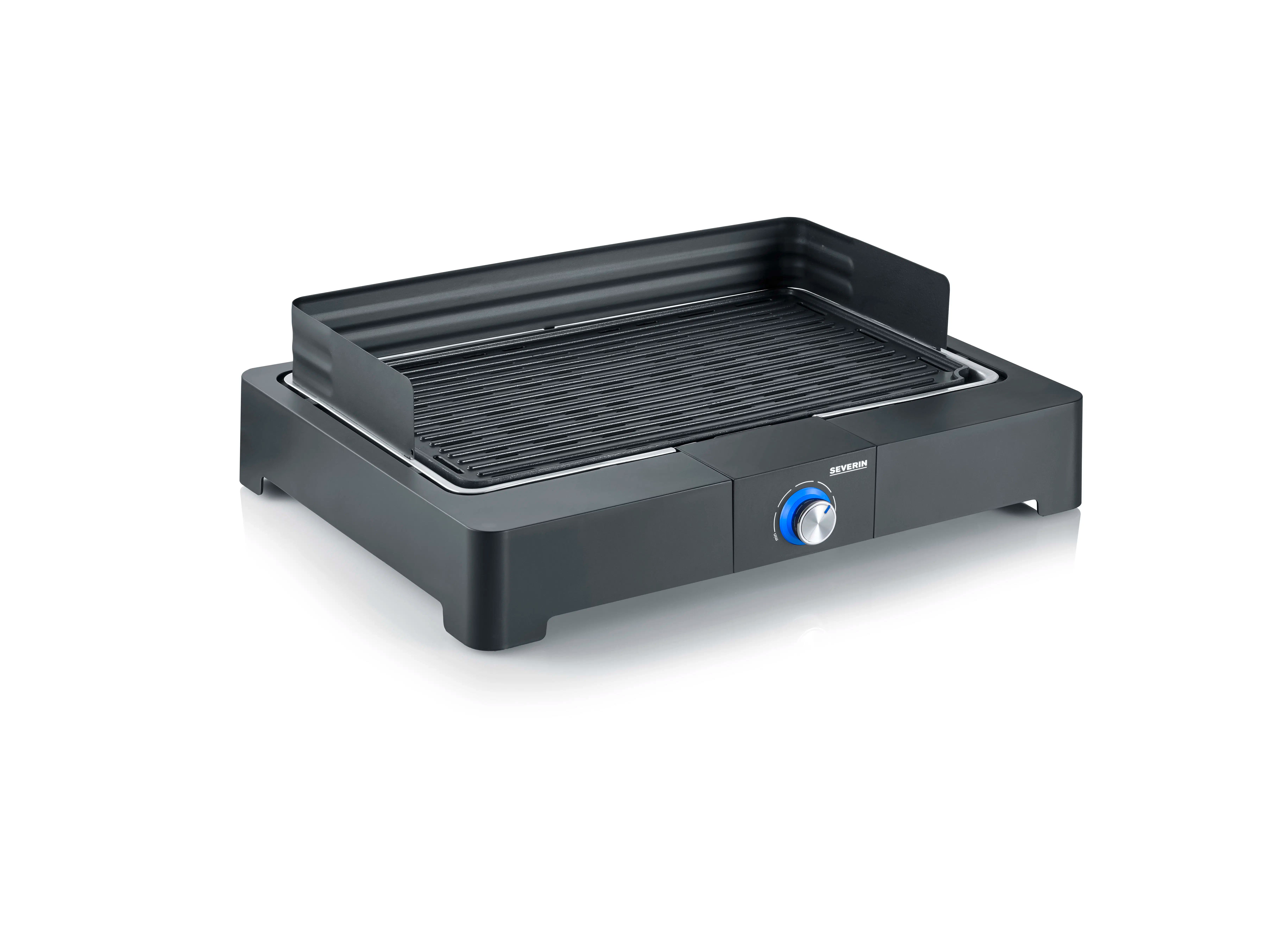 Ein schwarzer Elektrogrill mit Grillfläche und Bedienknopf auf weißem Hintergrund.