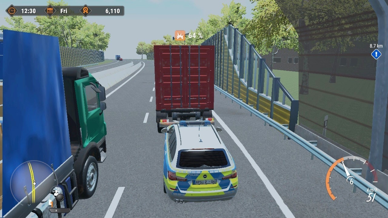 Une voiture de police et deux camions sur une autoroute, dans une scène de jeu.
