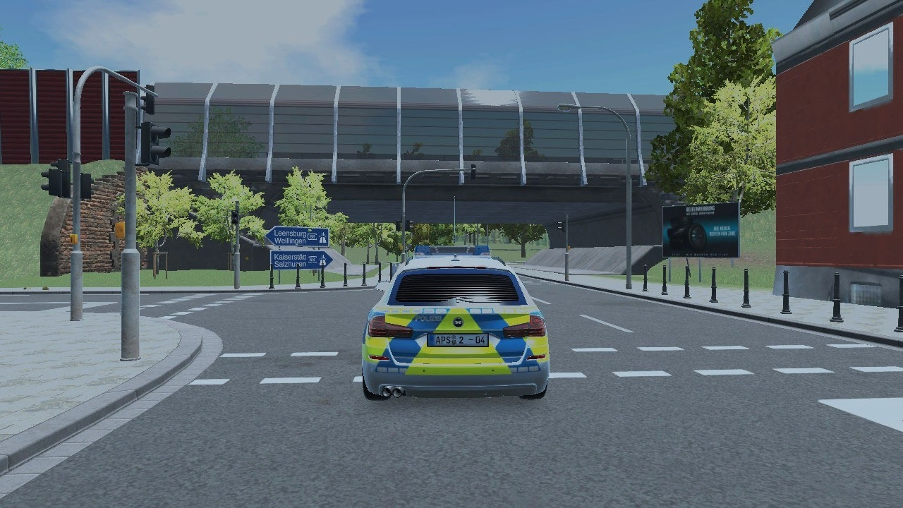Voiture de police sur la route, pont en arrière-plan. Panneaux sur le côté. Ciel bleu.