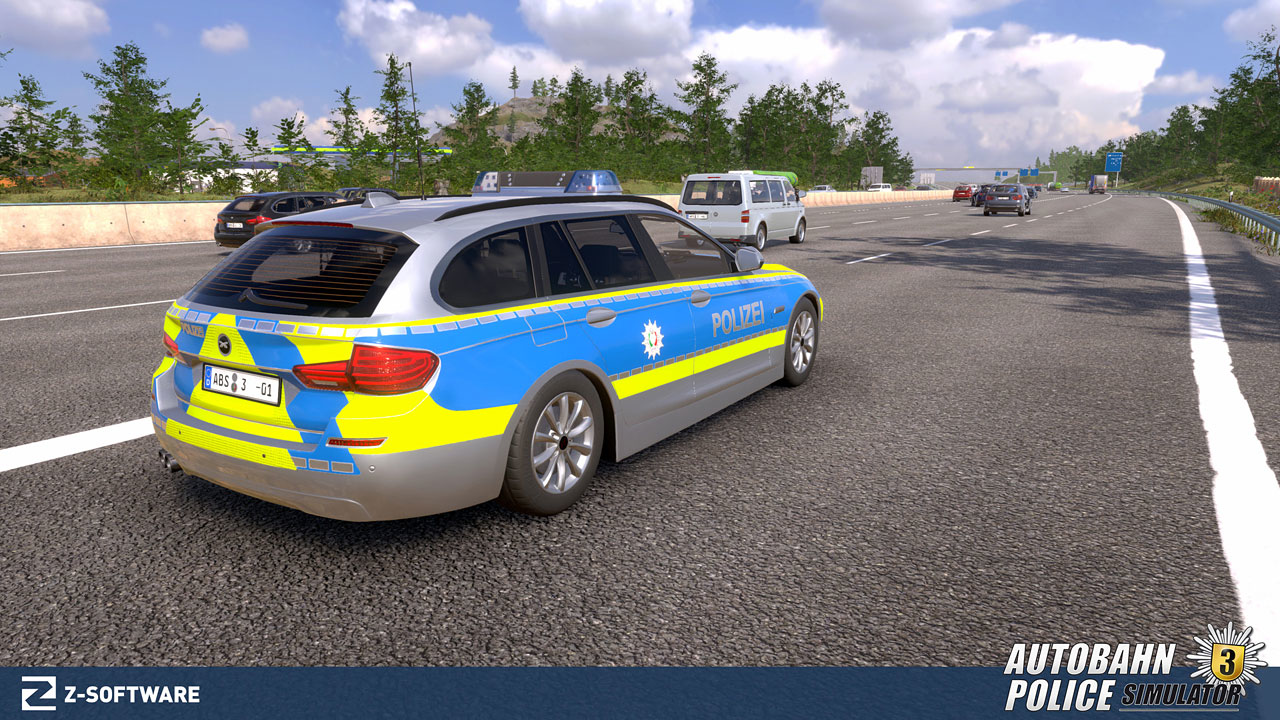 Une voiture de police bleue et jaune sur une autoroute. D'autres voitures et des arbres en arrière-plan.