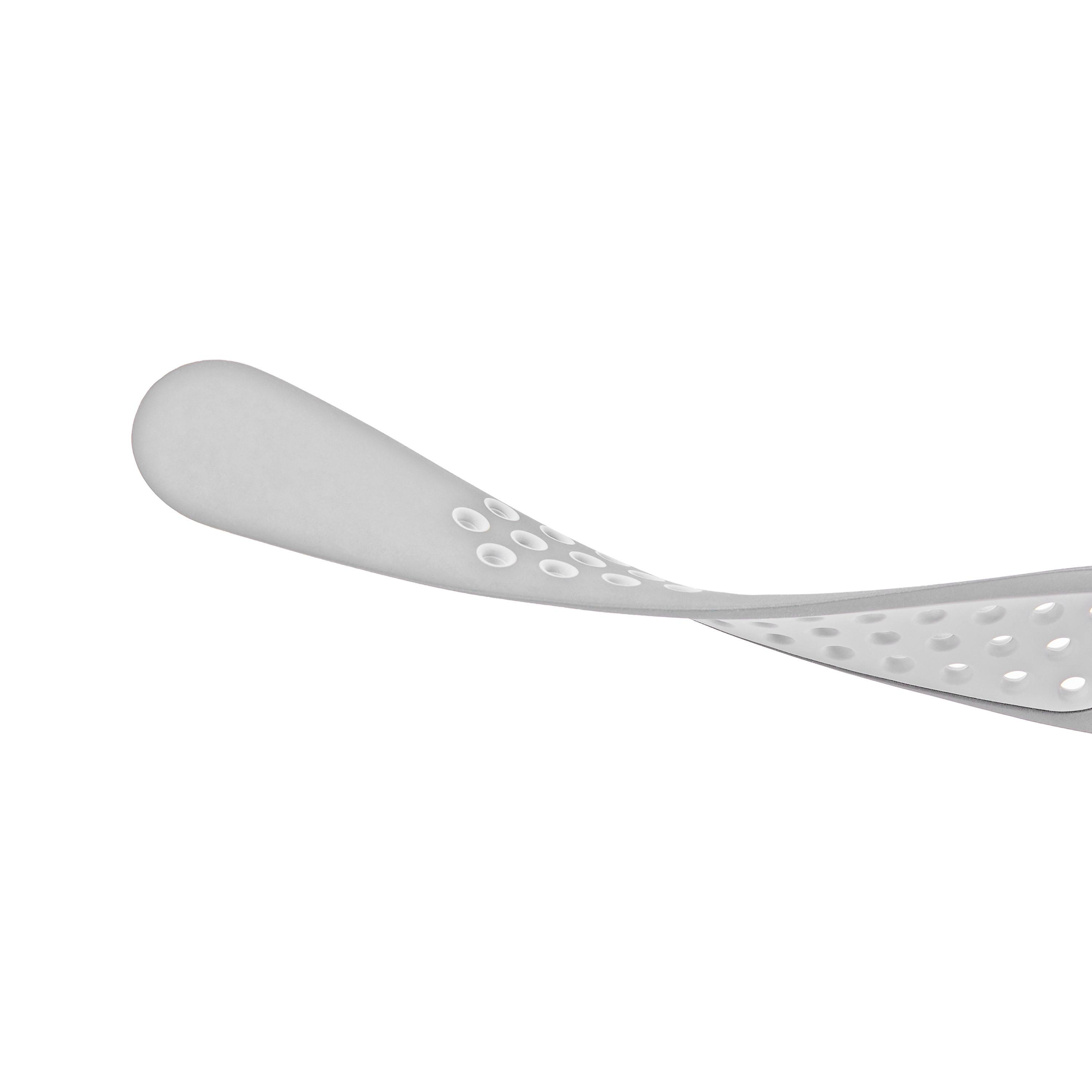 Weißes, flexibles Kunststoffband mit Perforationen. Es ist gebogen und leicht geknickt, was Flexibilität und Textur suggeriert.