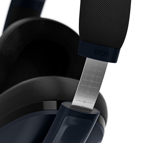 Close-up van een zwarte en blauwe EPOS-headset met afstelmarkeringen.