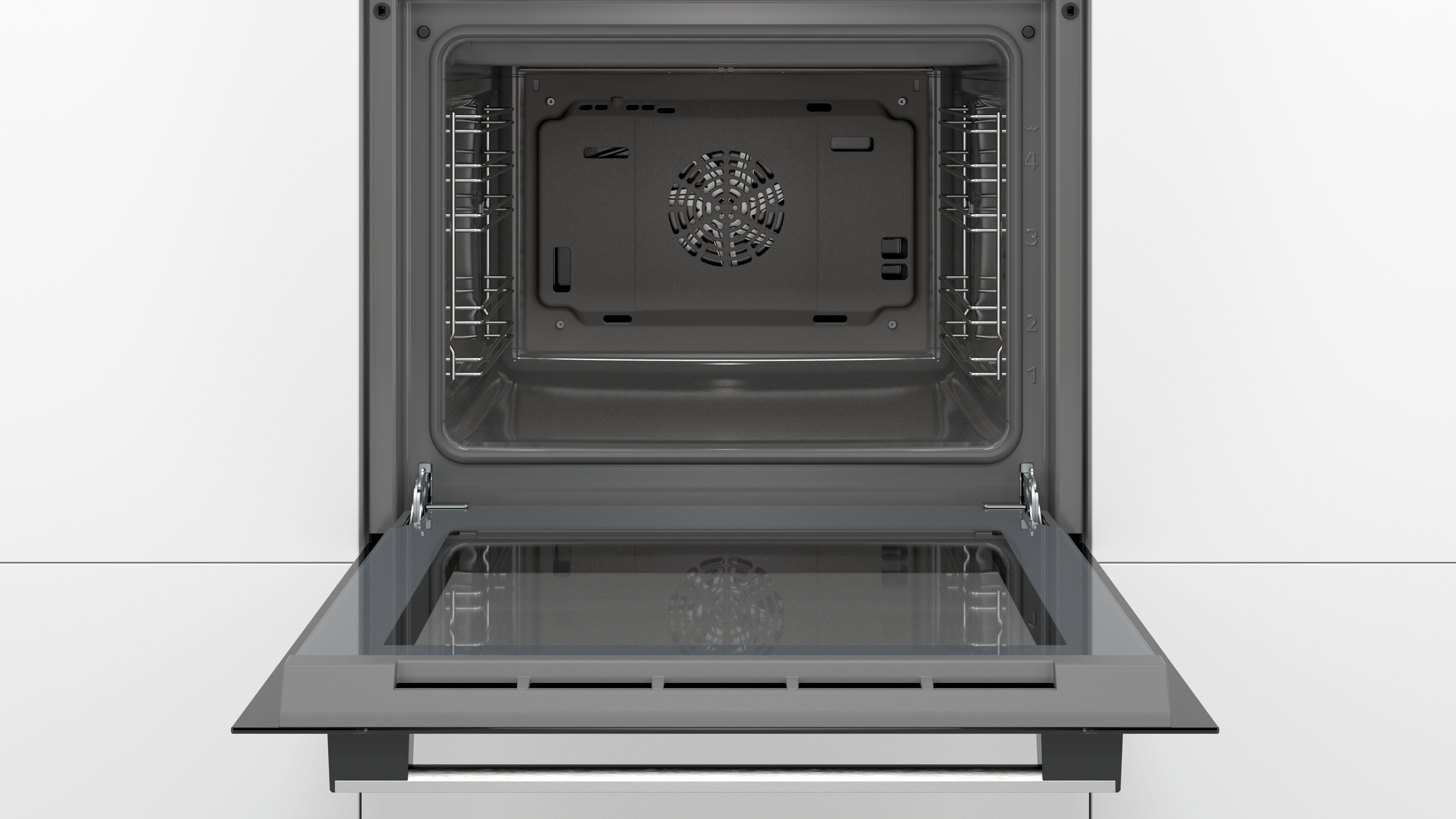 Offener Backofen mit Glastür, Innenraum mit Lüfter und Rosten, weißer Hintergrund.