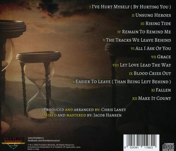 Zwei Sanduhren im Vordergrund; Liste der Albumtitel im Hintergrund.