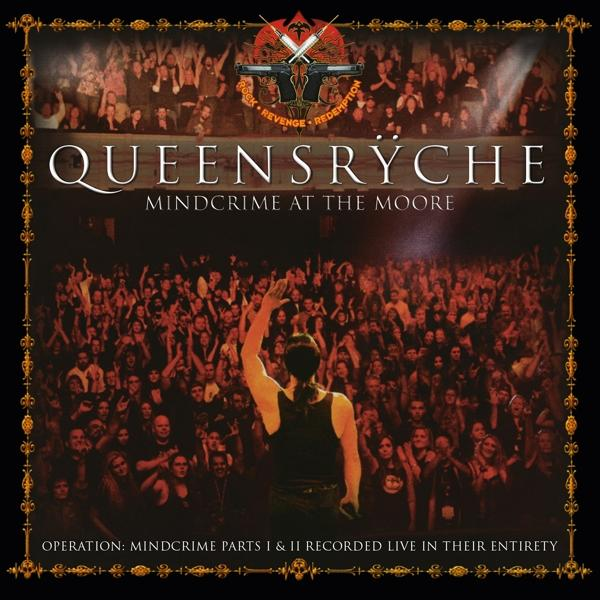Pochette de l'album Queensrÿche 'Mindcrime at the Moore'. Une foule regarde un homme. Superpositions de texte.