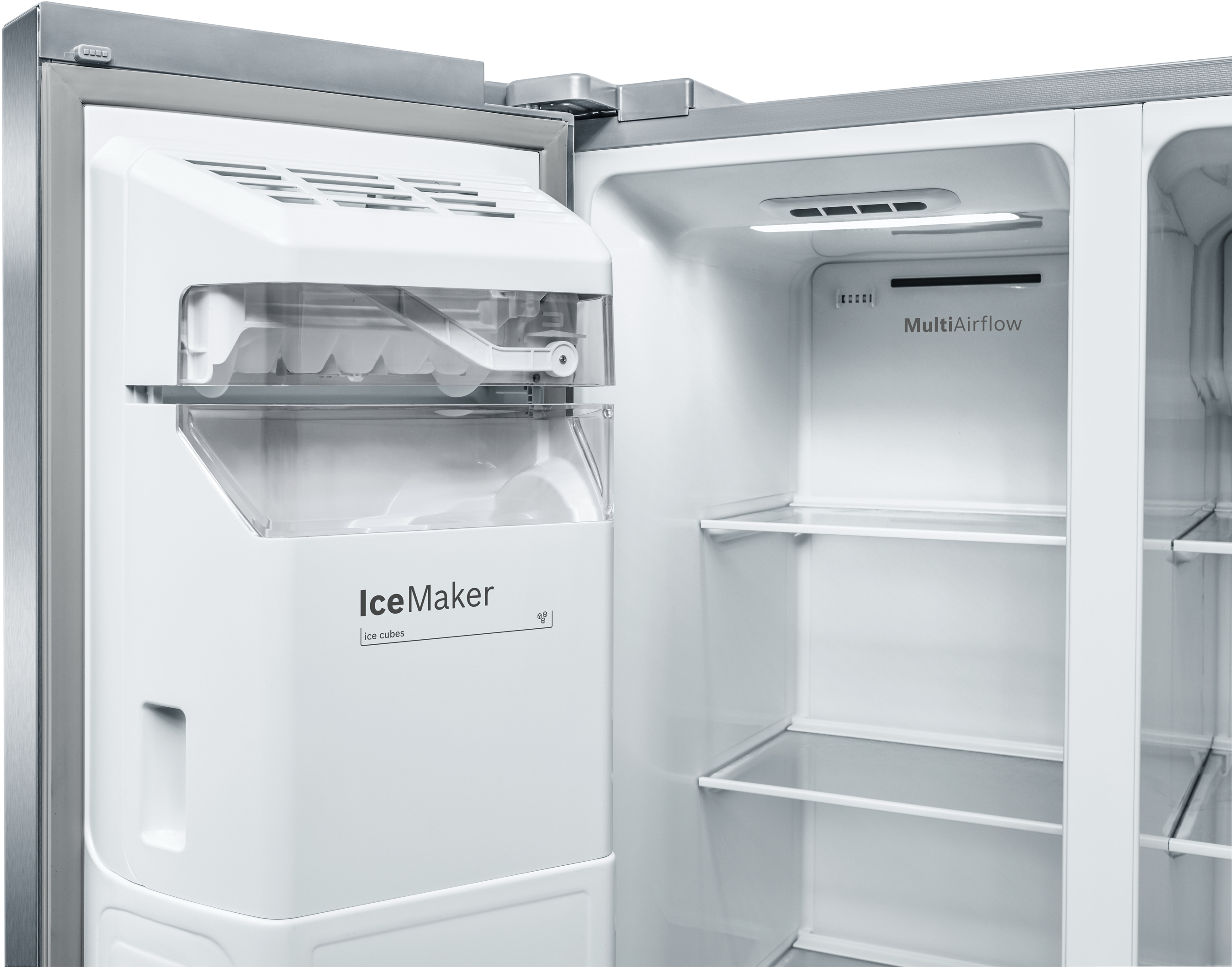 Kühlschrankinnenraum mit Eisbereiter, offene Tür mit Regalen. Weißer Innenraum mit MultiAirflow-Etikett.