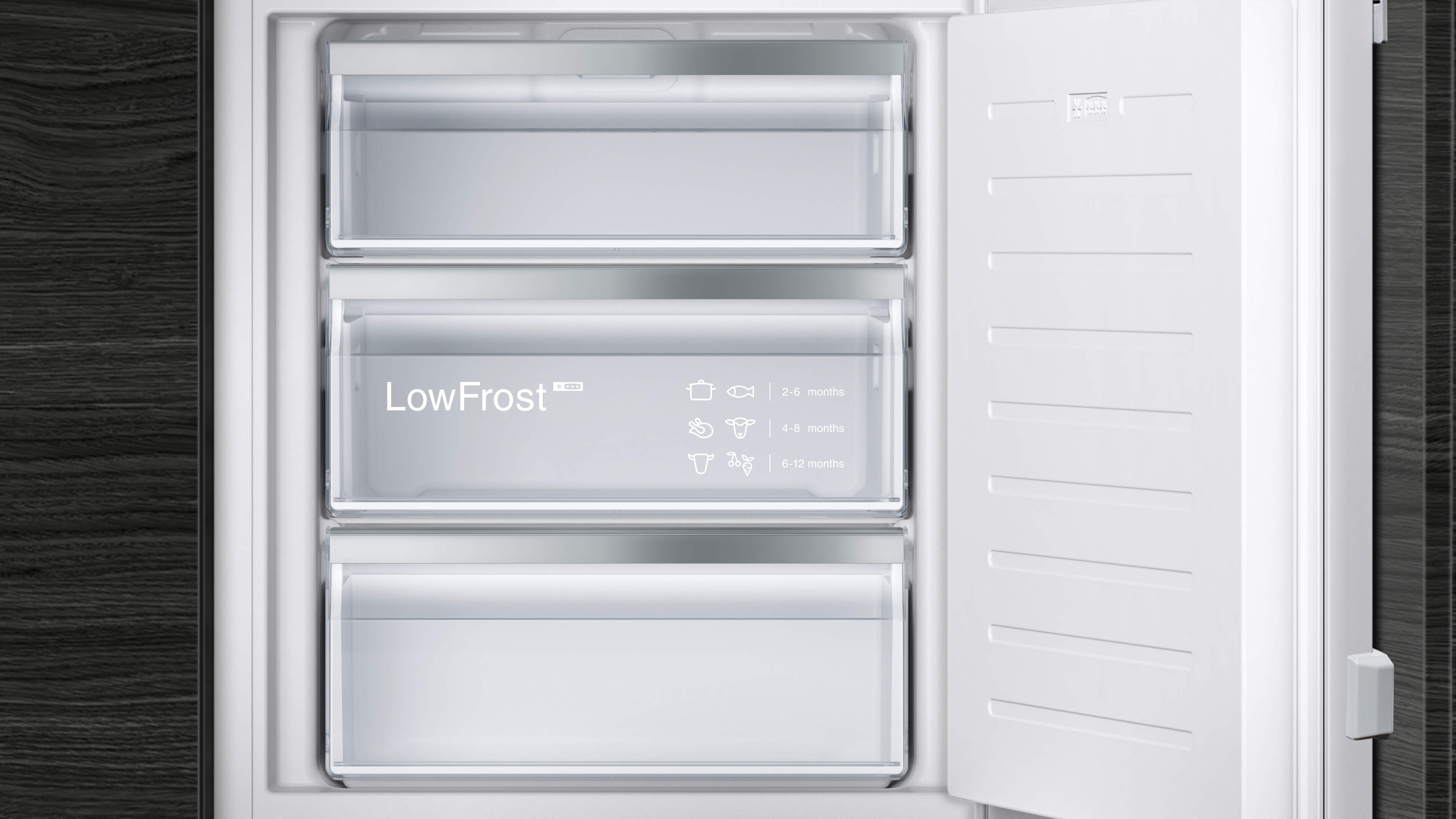 Ein Gefrierschrank mit drei geöffneten Schubladen, beschriftet mit 'LowFrost'.