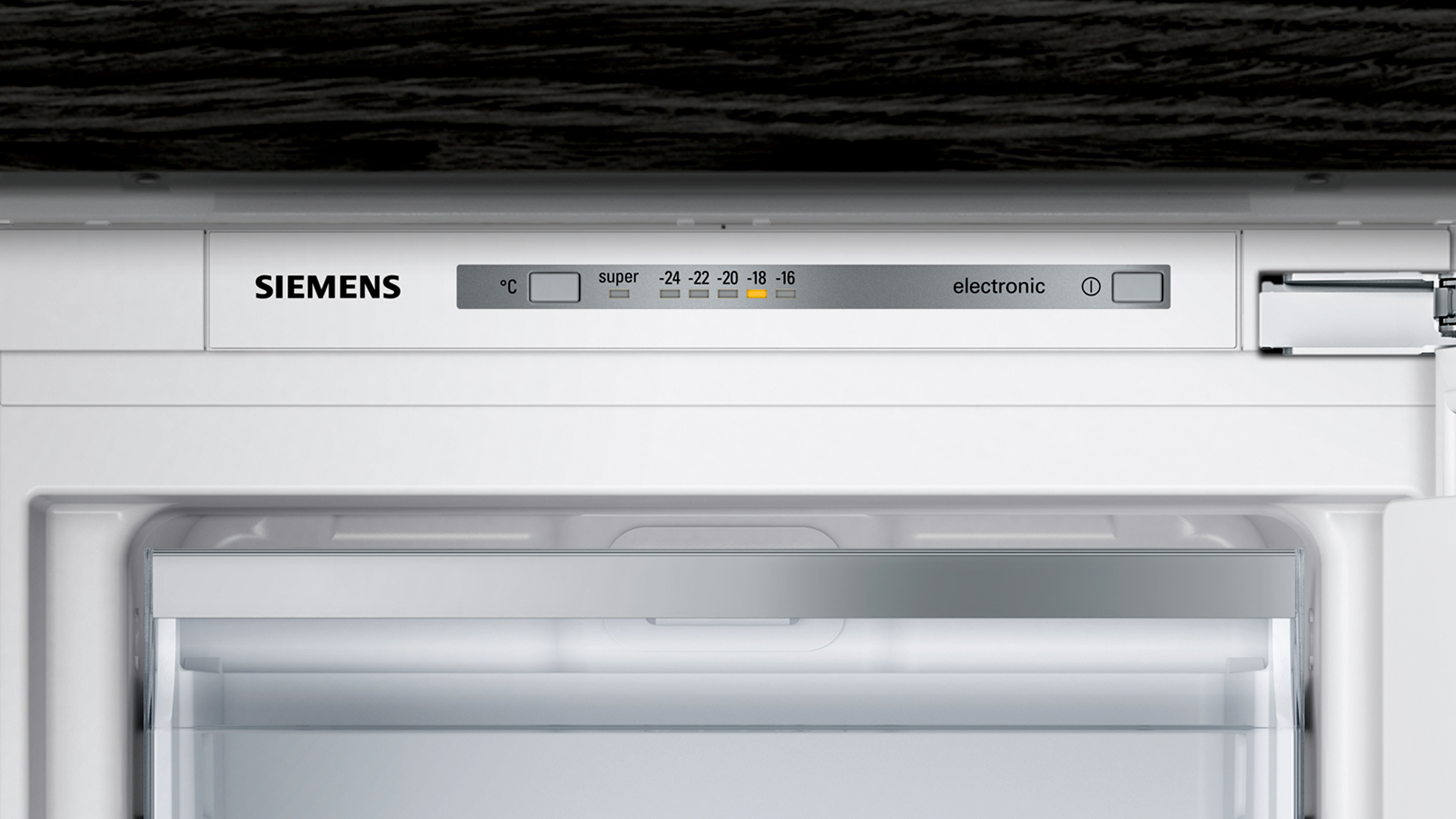 Ein Siemens-Kühlschrank-Bedienfeld mit Temperatureinstellungen und dem Markenzeichen.