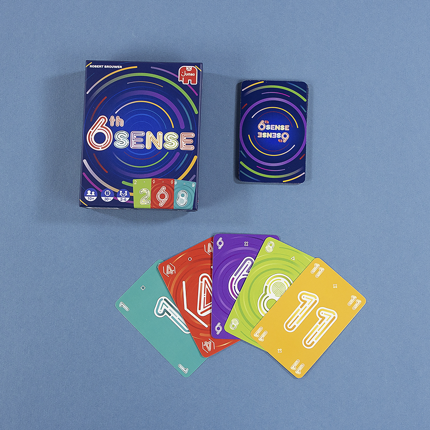 Spielbox und Karten von 6th Sense, mit bunten Karten mit den Zahlen 1, 8 und 11.