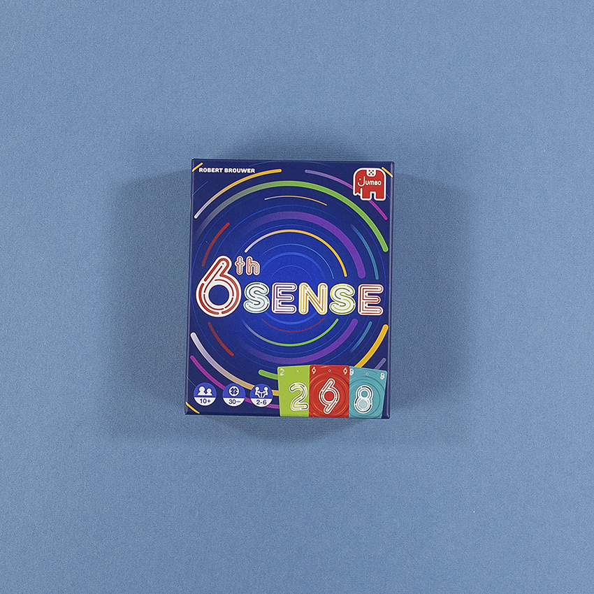 Brettspielbox, blauer Hintergrund, mit '6th Sense' und Zahlenkarten.