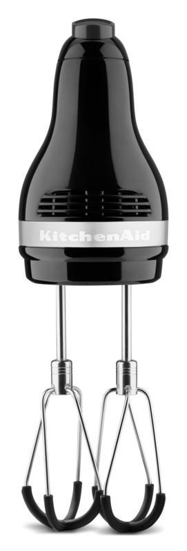 Ein schwarzer Handmixer auf weißem Hintergrund mit zwei Schneebesen.