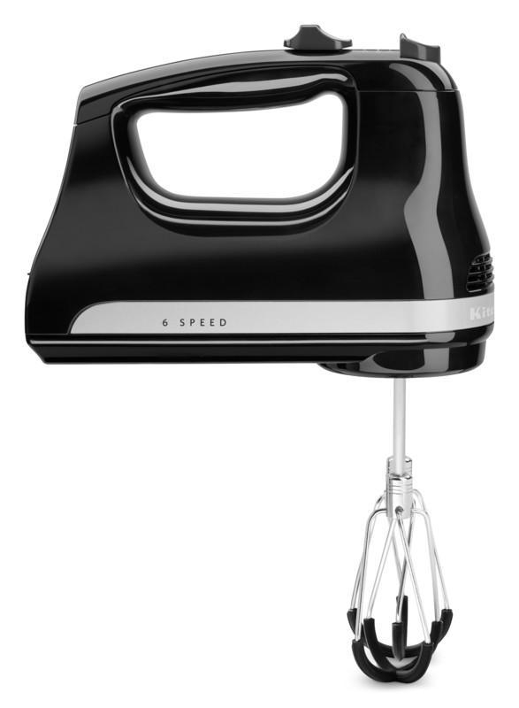 Schwarzer KitchenAid Handmixer mit silbernen Akzenten und Quirlaufsatz, vor weißem Hintergrund.