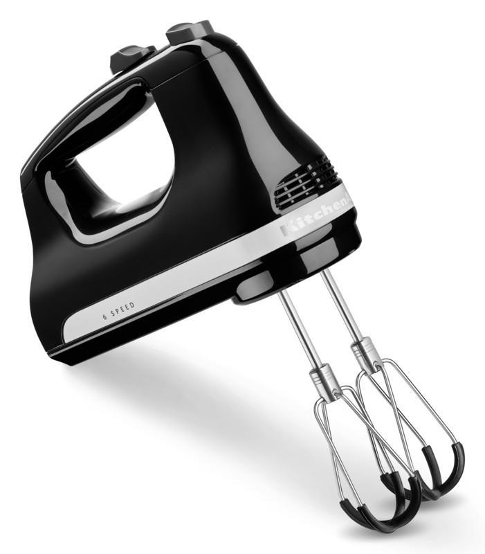 Ein schwarzer KitchenAid Handmixer mit zwei Quirlen.