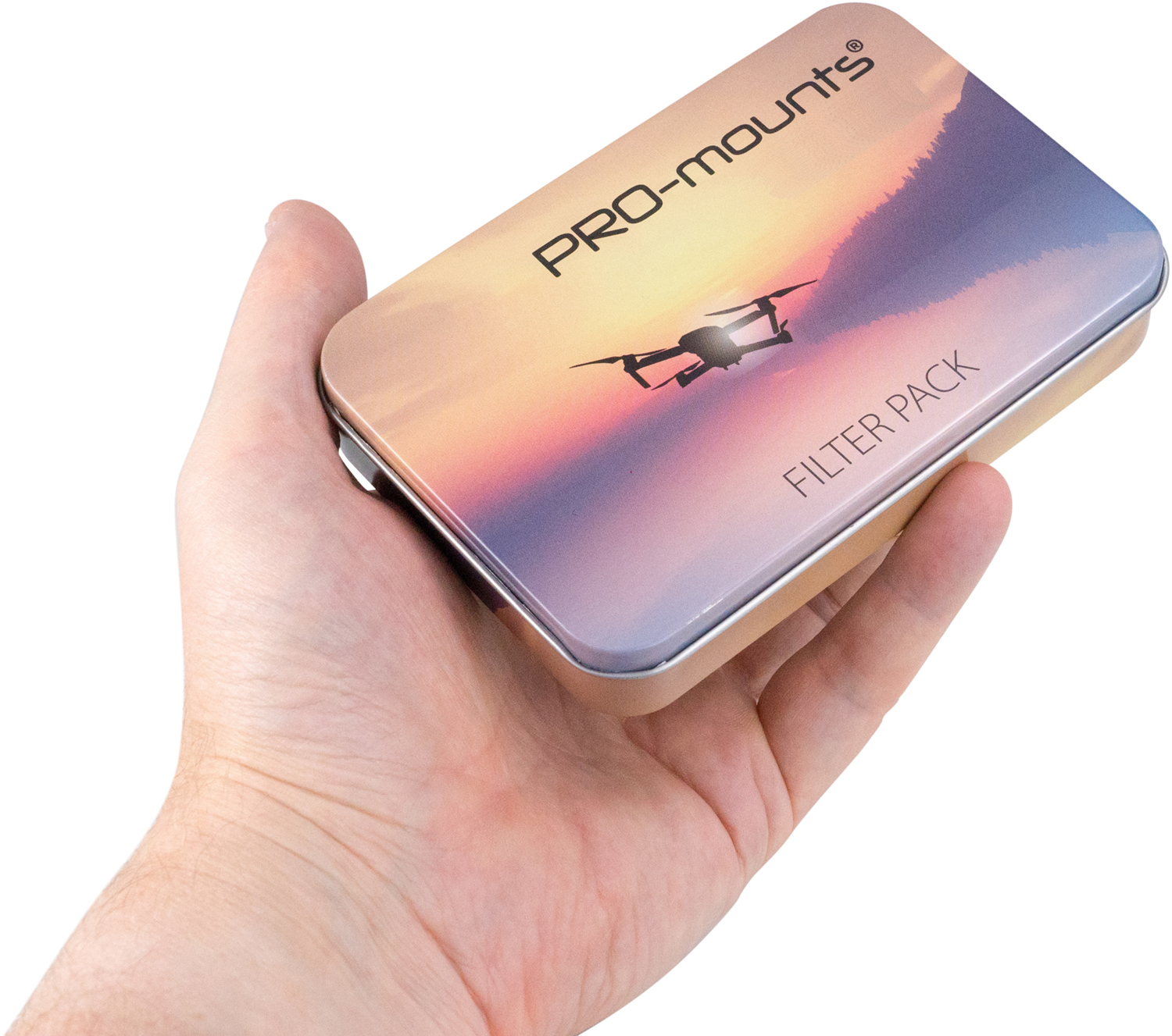 Hand die een Pro-mounts filterpack vasthoudt. De pack heeft een drone silhouet erop.