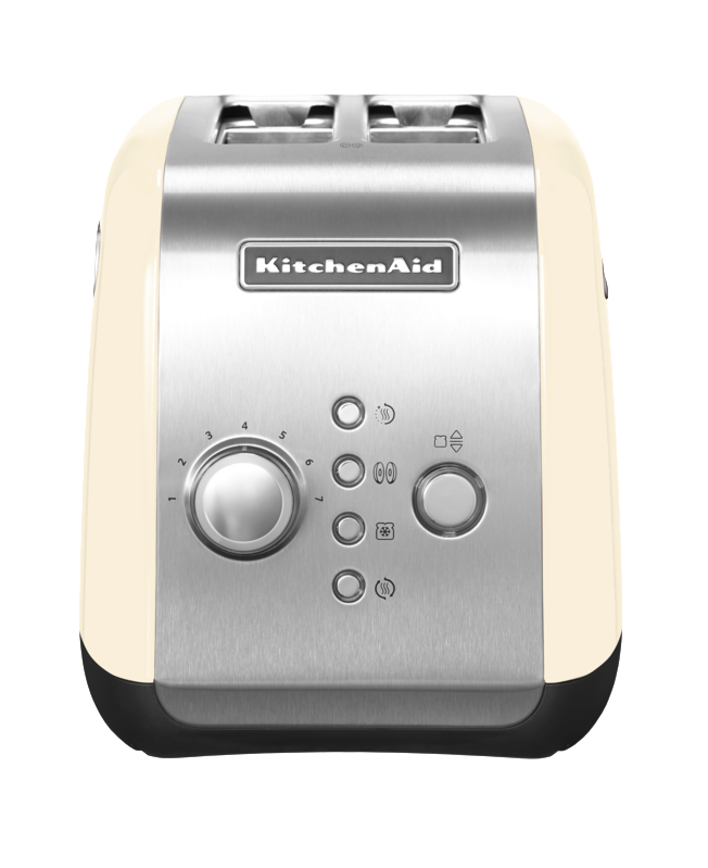 Creme- und silberfarbener KitchenAid-Toaster mit Bedienknöpfen und einem Drehregler. Isoliert auf Weiß.