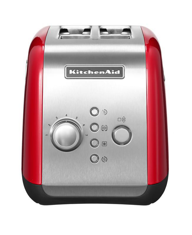 Roter und silberner KitchenAid-Toaster mit Knöpfen und einem Drehregler, vor weißem Hintergrund.