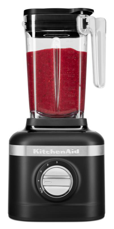 Schwarzer KitchenAid-Mixer mit einem Glaskrug, gefüllt mit roter Flüssigkeit. Hat einen Drehregler.