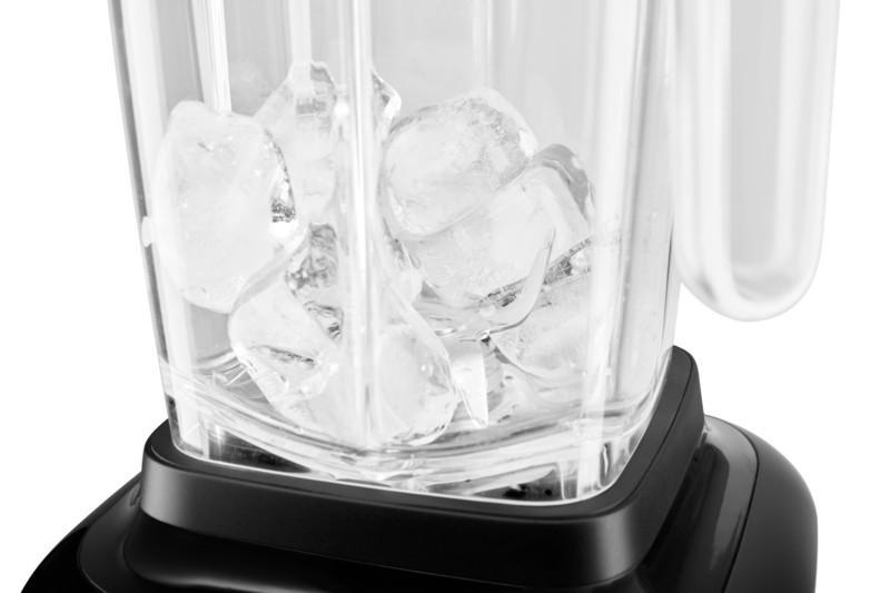Mixer mit Eiswürfeln. Klarer Behälter auf schwarzem Sockel.