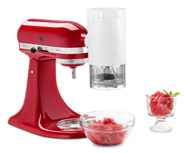 Ein roter KitchenAid-Mixer mit einem Fleischwolfaufsatz und eine Schüssel mit gehackten Erdbeeren.