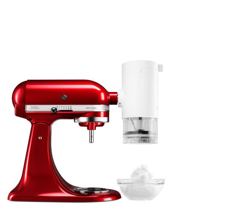 Roter KitchenAid-Mixer mit weißem Aufsatz und einer Schüssel mit Schnee.