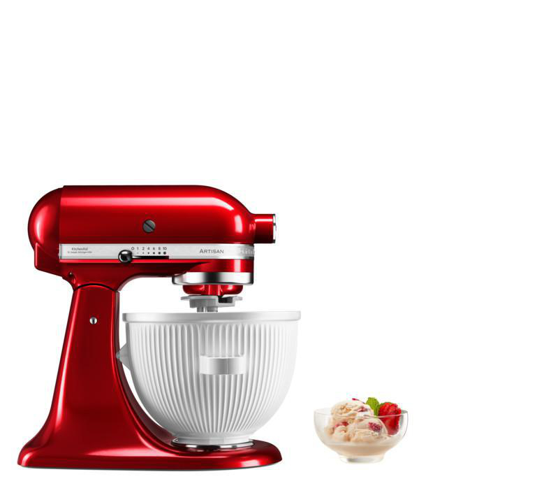Roter KitchenAid-Küchenmixer mit weißer Schüssel und eine kleine Schale Eis mit Himbeeren.