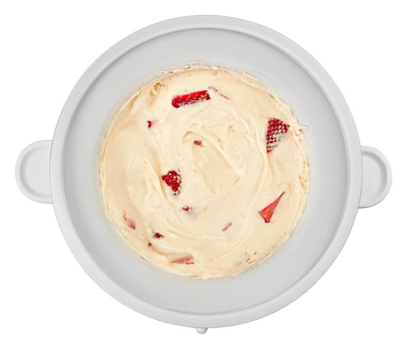 Draufsicht auf Erdbeer-Eiscreme in einer weißen Schüssel mit weißen Griffen auf weißem Hintergrund.