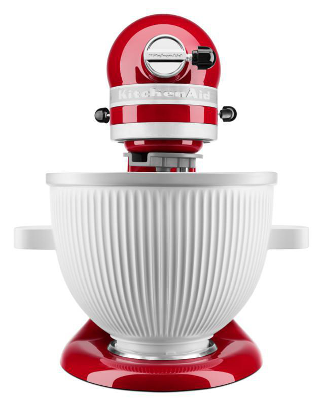 Roter KitchenAid Küchenmixer mit weißer Schüssel. Der Mixer steht vor weißem Hintergrund.