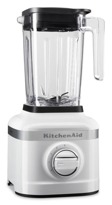 Weißer KitchenAid-Mixer mit klarem Krug und schwarzem Deckel, isoliert auf Weiß.