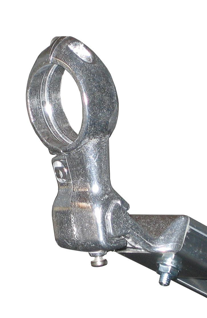 Ein glänzendes, metallisches, industriell aussehendes Gerät mit rundem Aufsatz und Gelenk.