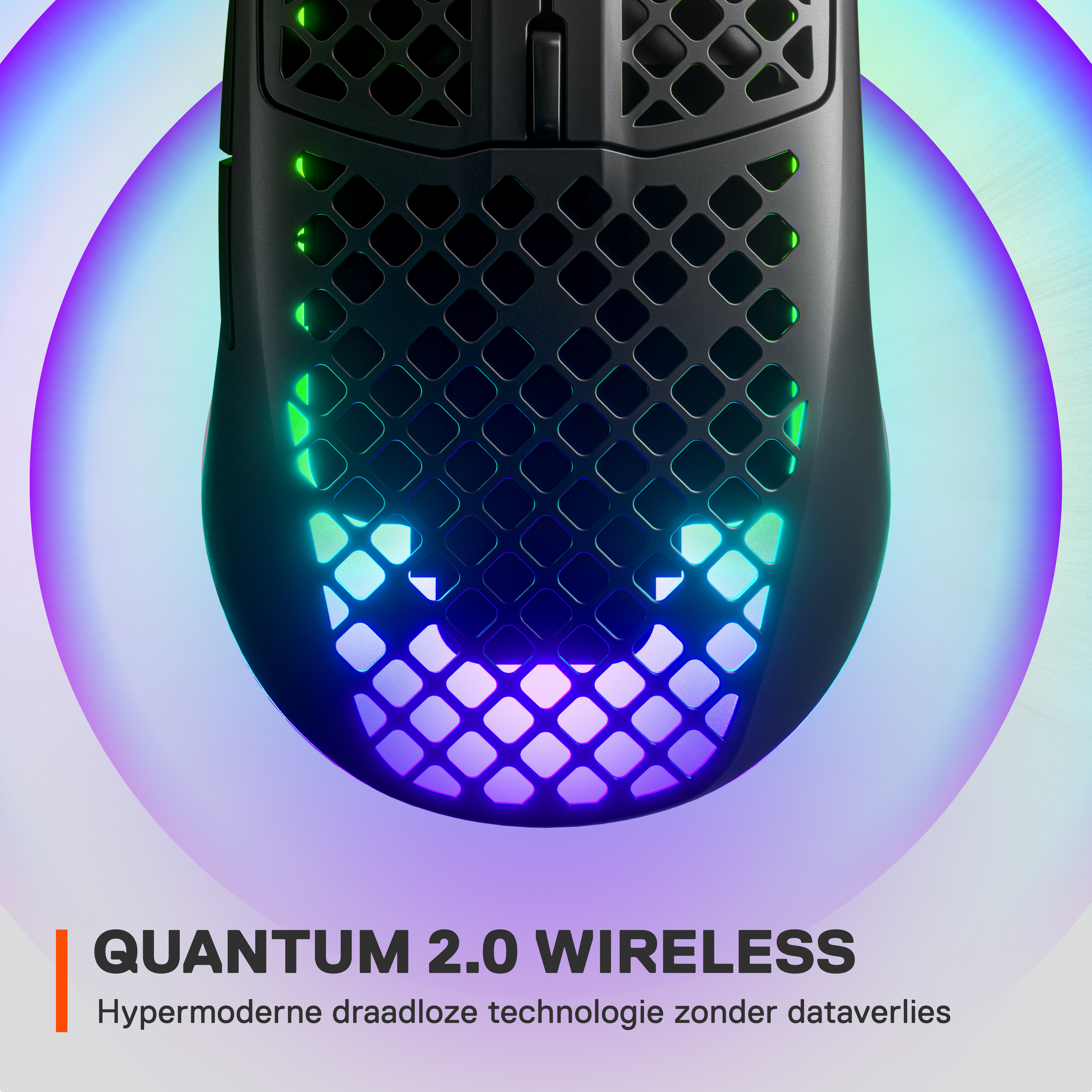 Gamingmuis met RGB-verlichting. Zwart, honingraat ontwerp en kleurrijke lichteffecten.