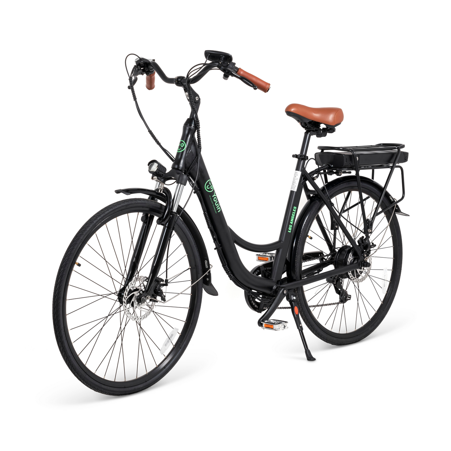 Una bicicleta eléctrica con cuadro negro, asiento y manillar marrones, sobre fondo blanco.