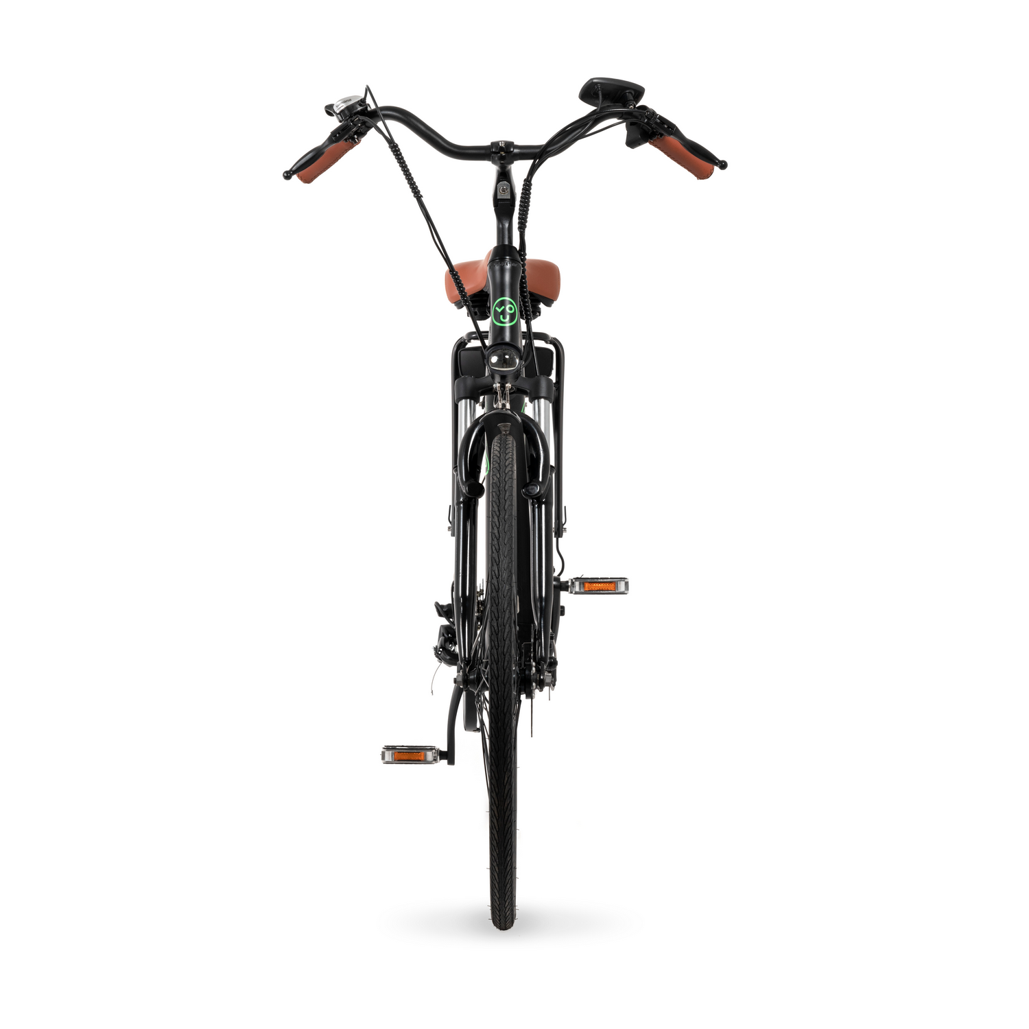 Bicicleta eléctrica negra desde el frente, con asiento y manillar marrones, aislada.