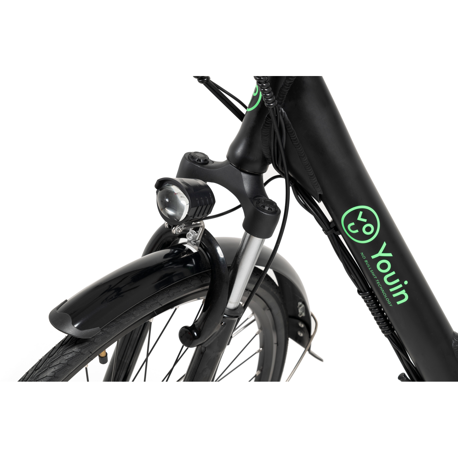 Primer plano de la parte delantera de una bicicleta eléctrica, negra con logotipo verde y faro.