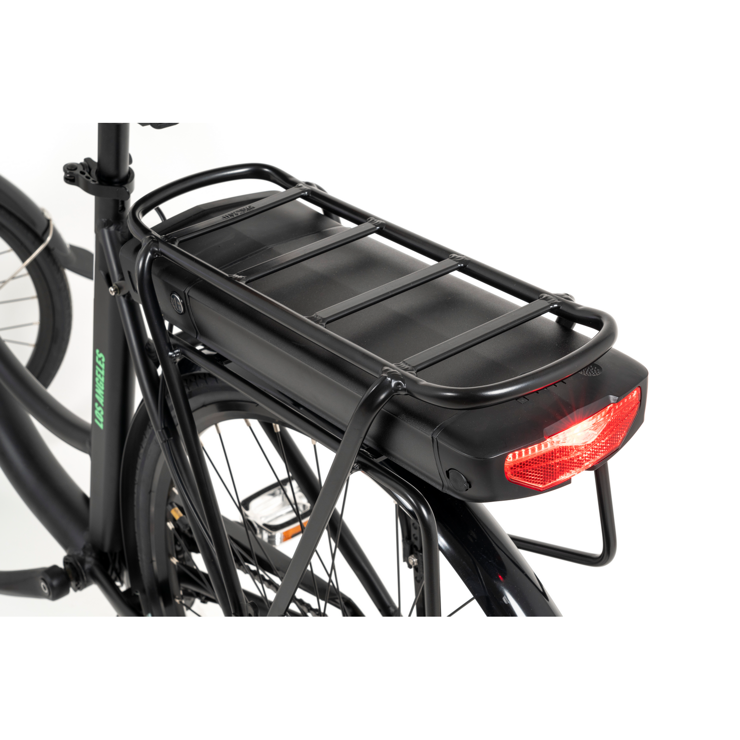 Vista trasera de bicicleta eléctrica negra. Portaequipajes negro con batería. Luz trasera roja encendida. Fondo blanco.