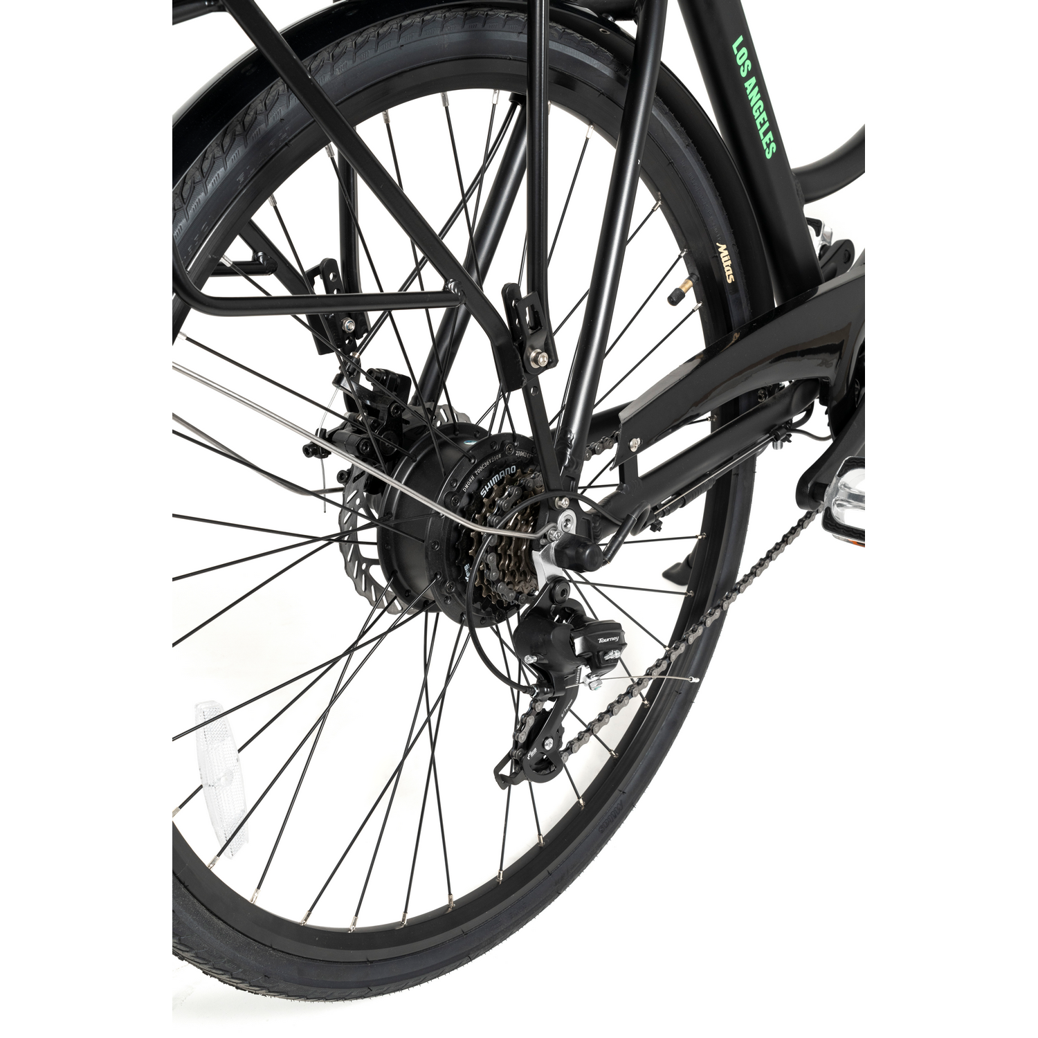 Rueda trasera de una bicicleta eléctrica negra con componentes Shimano.