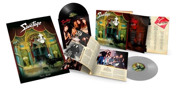 Mehrere Savatage-Alben und Extras. Eine schwarze Vinyl, ein offenes Buch mit Fotos und eine silberne Vinyl.