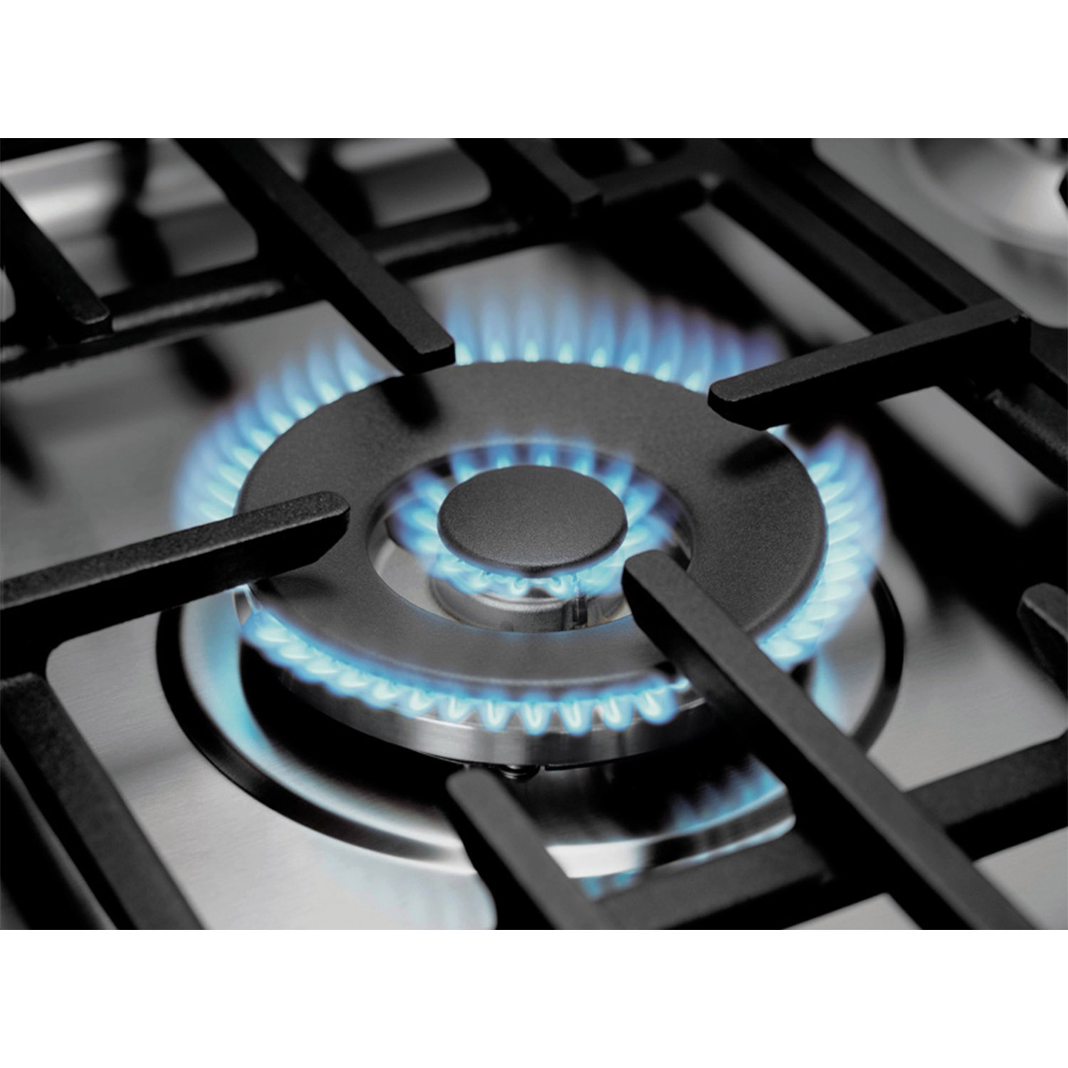 Primo piano di un bruciatore di fornello a gas con fiamme blu e griglie nere.